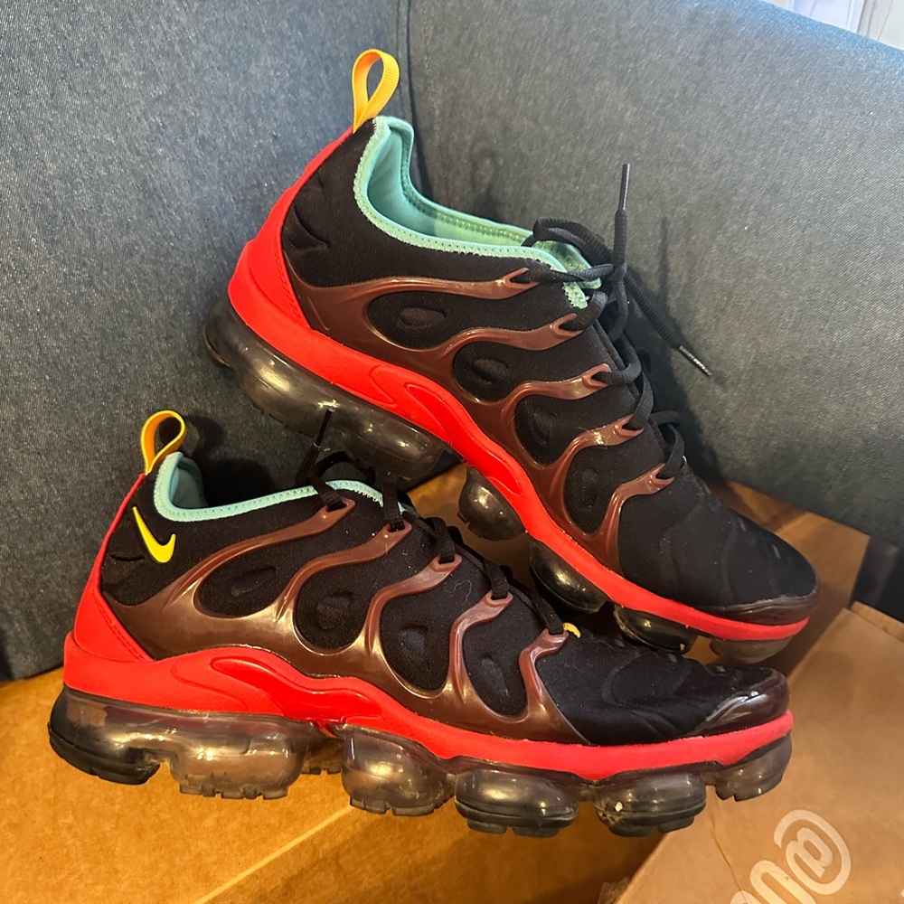 Nike Air VaporMax Plus Black and Red Shoes Men size 11.5 Sneakers - Picture 1 of 5